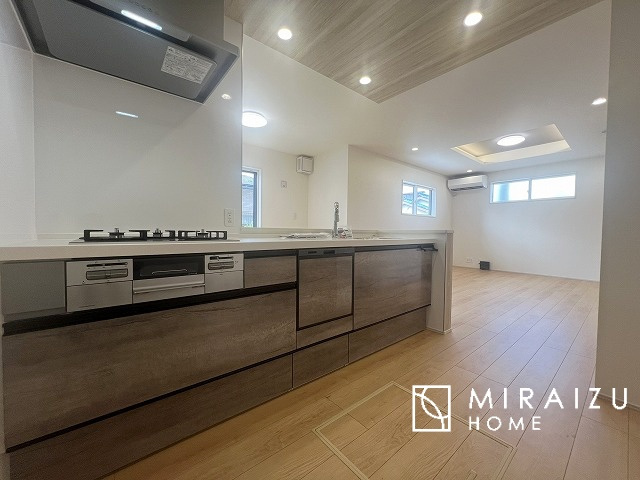 【キッチン】 | スッキリとした形が上品な広々ワイドキッチンです。レンジフードもすっきりとした造りなので圧迫感もございません。窓もあり明るい空間の中で毎日お料理することが可能です。収納スペースも広いのが嬉しいですね。
