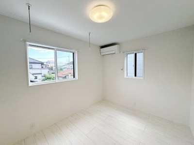 【寝室】 | 今泉ガレージ付き戸建 | 室内物干しついてます！