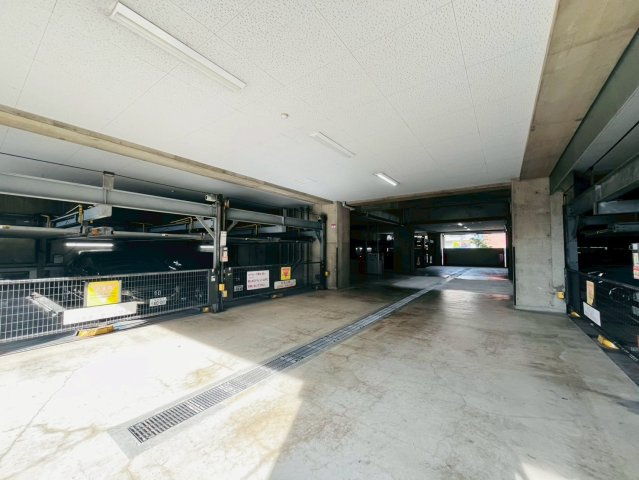 ローレルコート関目の駐車場