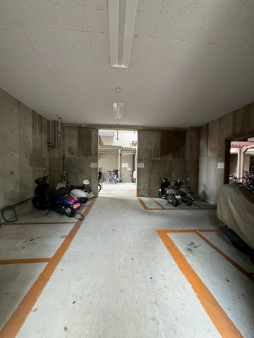 ローレルコート関目の駐車場
