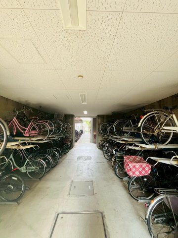 ローレルコート関目の駐車場