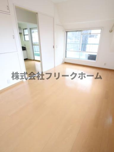 健生ビルの寝室