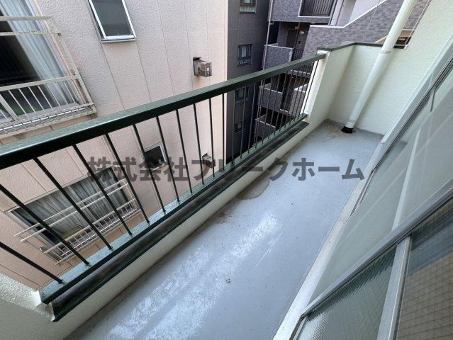 健生ビルのバルコニー