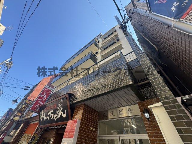 健生ビルの外観