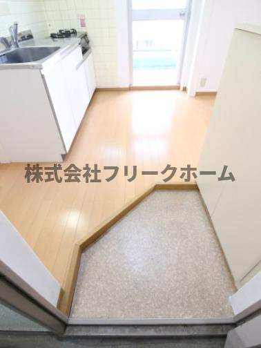 健生ビルの玄関