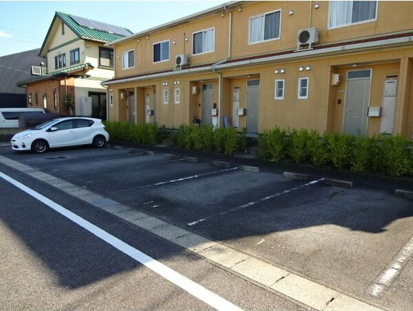 スマイルM&E東館の駐車場