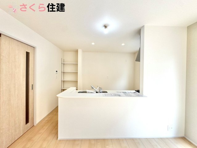 リーブルガーデン　第5小山西城南　1号棟のキッチン|家族の会話が弾み、お料理の間も子どもに目配りが出来る対面式カウンターキッチン♪
