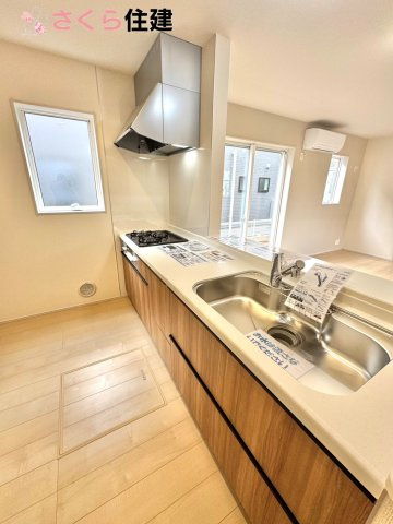 リーブルガーデン　第5小山西城南　1号棟のキッチン|お子様と並んで料理をしても余裕のゆとりのキッチン。お子様と一緒に料理も叶いますよ♪