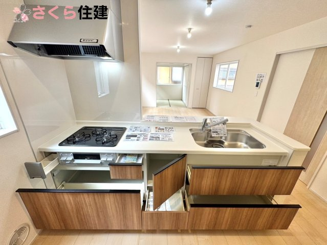 リーブルガーデン　第5小山西城南　1号棟のキッチン|キッチン下収納は奥まで引き出せるので、大きく屈まなくても楽に必要なものがパッと取り出せます！