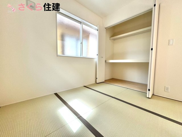 リーブルガーデン　第5小山西城南　1号棟の和室|リビング横の和室は、思い切りお子様が遊べるキッズスペースにぴったり！押入はおもちゃをすっきり収納！
