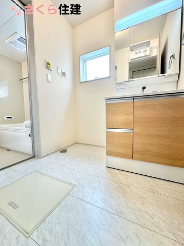 リーブルガーデン　第5小山西城南　1号棟の洗面所|ゆとりある広さの洗面所。両サイド収納の洗面台で、二人ならんで同時の身支度もスムーズです。