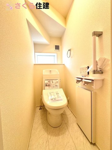 リーブルガーデン　第5小山西城南　1号棟のトイレ|トイレは各階完備。夜、トイレに起きても、2階の寝室から1階のトイレに降りる必要はありません。