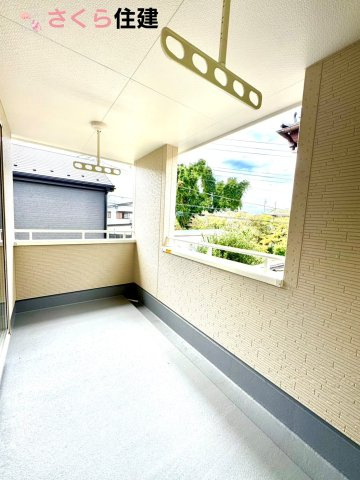 リーブルガーデン　第5小山西城南　1号棟のバルコニー|急な雨でも安心なインナーバルコニー♪家族全員分の布団もゆったり並べられるます♪
