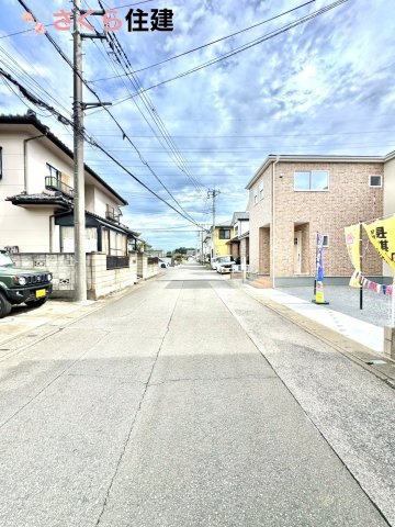 リーブルガーデン　第5小山西城南　1号棟の前面道路含む現地写真|前面道路北東６ｍ　車の通りが少ない為出入りもラクラクです。