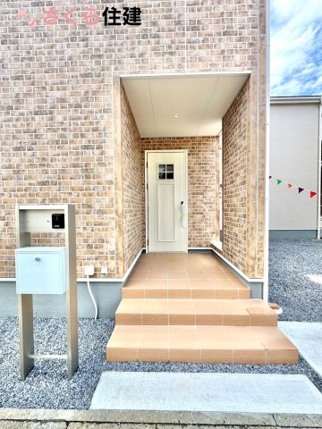 リーブルガーデン　第5小山西城南　1号棟の玄関|夜間でも来訪者の顔を認識できるLEDライトを装備！ＴＶモニター付きインターフォンで安心のセキュリティ