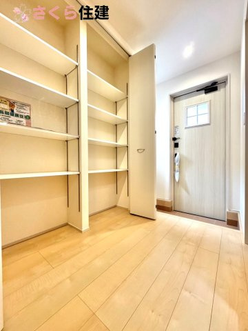 リーブルガーデン　第5小山西城南　1号棟の玄関|玄関がいつも片づく大型シューズボックス。お子様の靴のサイズが大きくなっていっても安心の広々スペース！