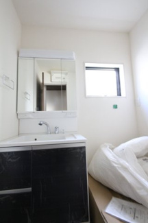 【独立洗面台】 | 三郷市早稲田第2 | 三面鏡の中には収納スペースがあります