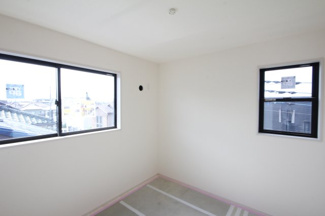 【洋室】 | 三郷市早稲田第2 | 二面採光でお部屋が明るいです