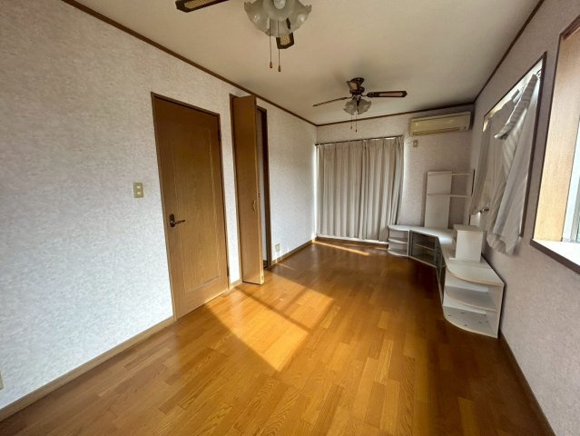 八街中古戸建ての洋室