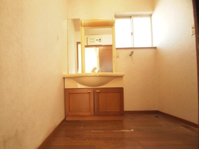 飯塚町中古住宅の独立洗面台