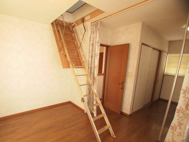飯塚町中古住宅のその他|小屋裏収納階段