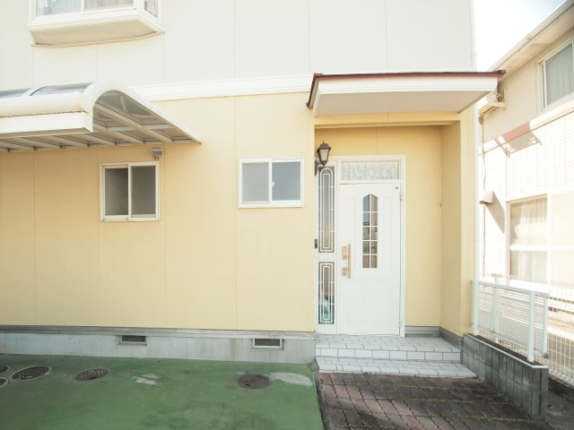 飯塚町中古住宅の玄関
