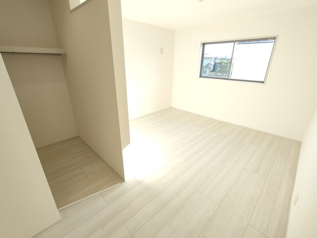 【Livele Garden】　猿島郡境町　第６　全3邸の洋室|〇１号棟　洋室　8.5帖〇
ウォークインクローゼット付きの主寝室♪大きなベッドを置いてもゆとりのある広さです（＾＾）
2025年12月撮影