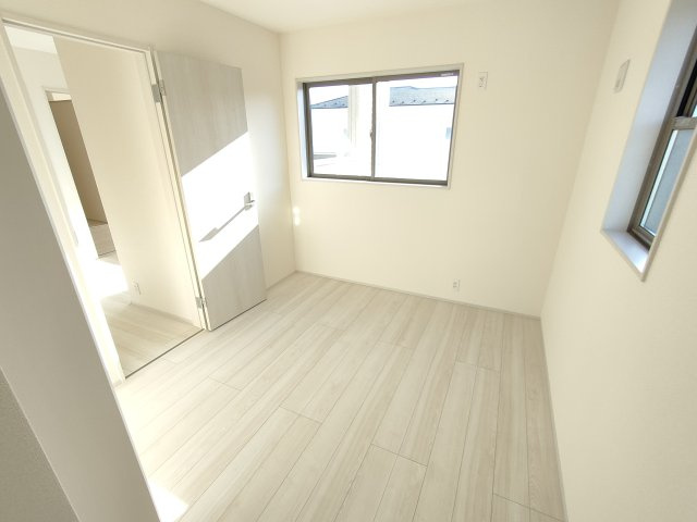 【Livele Garden】　猿島郡境町　第６　全3邸の洋室|〇１号棟　洋室　5.44帖〇
日差しが注ぎ、心地よい空間です。各居室に収納付きで住みやすさにこだわっています！
2025年12月撮影