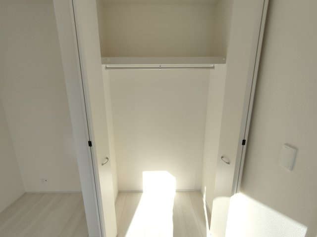 【Livele Garden】　猿島郡境町　第６　全3邸の収納|〇１号棟　クローゼット〇
各居室に収納がございますので最大限お部屋を広く使うことができます♪
2025年12月撮影