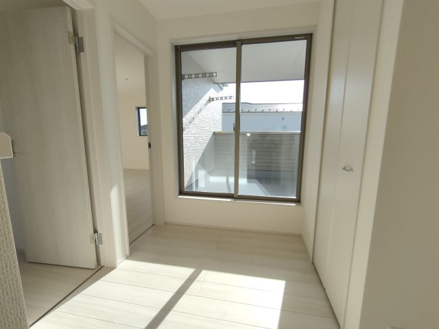 【Livele Garden】　猿島郡境町　第６　全3邸のその他|〇１号棟　2階ホール〇
大きな窓で２階にもしっかりと陽ざしが届いて明るい室内♪
2025年12月撮影