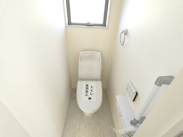 【Livele Garden】　猿島郡境町　第６　全3邸のトイレ|〇１号棟　トイレ〇
うれしい手すり＆タオル掛け付き1階トイレ。ご家族様が多いご家庭の方も安心の1.2階トイレ完備！
2025年12月撮影