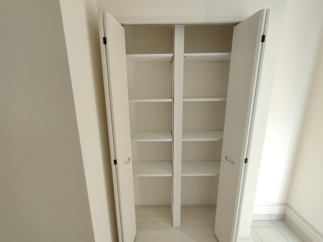 【Livele Garden】　猿島郡境町　第６　全3邸の収納|〇１号棟　収納〇
可動棚付きの玄関収納スペース♪季節物の長いブーツもスッキリ収納できます（＾＾）
2025年12月撮影