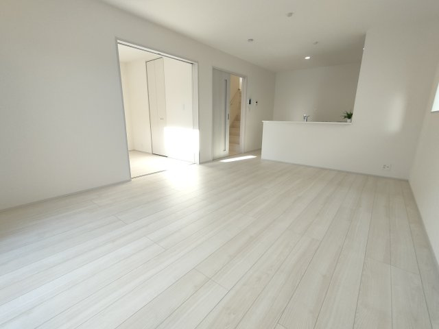 【Livele Garden】　猿島郡境町　第６　全3邸の居間・リビング|〇１号棟　リビング〇
明るいリビング。続き間の洋室と合わせると更に開放的な空間が広がります♪
2025年12月撮影