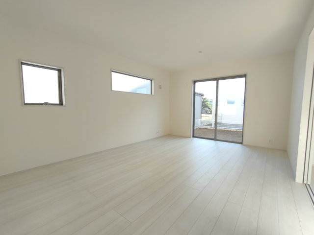 【Livele Garden】　猿島郡境町　第６　全3邸の居間・リビング|〇１号棟　リビング〇
爽やかなホワイトで統一されたリビングは光を反射し、明るい空間を作り出します（＾＾）
2025年12月撮影