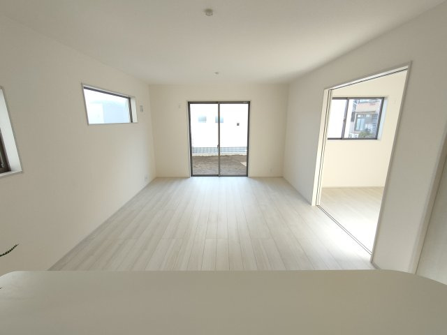 【Livele Garden】　猿島郡境町　第６　全3邸の居間・リビング|〇１号棟　リビング〇
奥行きのあるリビング。対面キッチンなので、家族との会話を楽しみながら料理を作ることができます♪
2025年12月撮影