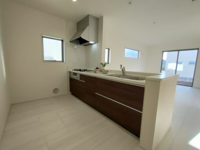 【Livele Garden】　猿島郡境町　第６　全3邸のキッチン|〇１号棟　キッチン〇
収納豊富なキッチン♪大容量スライド収納と床下収納完備で食器や保存食などを保管しておくことができます（＾＾）
2025年12月撮影