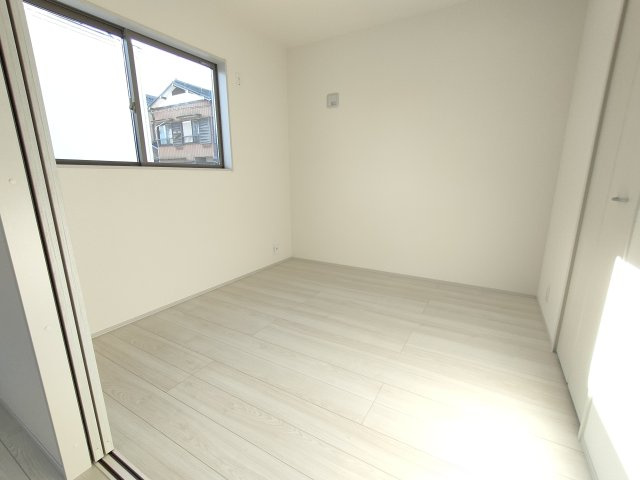 【Livele Garden】　猿島郡境町　第６　全3邸の洋室|〇１号棟　洋室　4.5帖〇
リビングと続き間の洋室です。日差しが注ぎ、心地よい空間です（＾＾）
2025年12月撮影