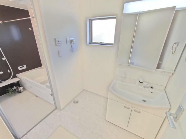 【Livele Garden】　猿島郡境町　第６　全3邸の独立洗面台|〇１号棟　洗面化粧台〇
ご家族揃って身支度可能なゆとりの洗面室。三面鏡の大きな洗面台は、収納スペースも充実しております♪
2025年12月撮影