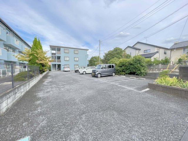 リステージ南弐番館の駐車場