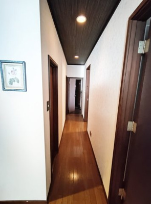 【内装】 | 宝塚市中筋山手3丁目　中古戸建 | 1階廊下