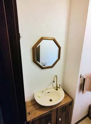 【トイレ】 | 宝塚市中筋山手3丁目　中古戸建 | アンティークの蛇口と可愛らしい手洗器