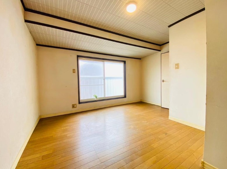 壬生辻町の洋室|３階の約６.５帖の洋室です♪お部屋は南向きで大きな窓からの光が入り込み明るいお部屋です♪