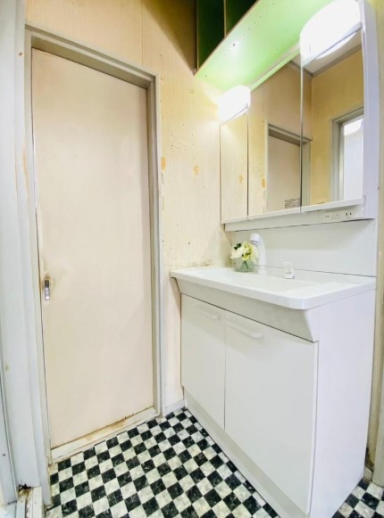 壬生辻町の独立洗面台|三面鏡の洗面所は収納つきなので、溢れがちな日用品も収納ができ、スッキリ見せることが可能です♪