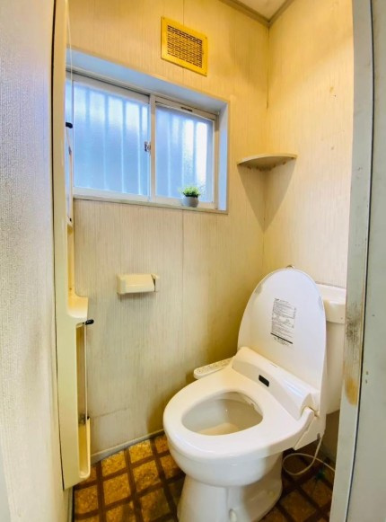 壬生辻町のトイレ|窓付きのお手洗いなので、風通し良好で換気ができますね！