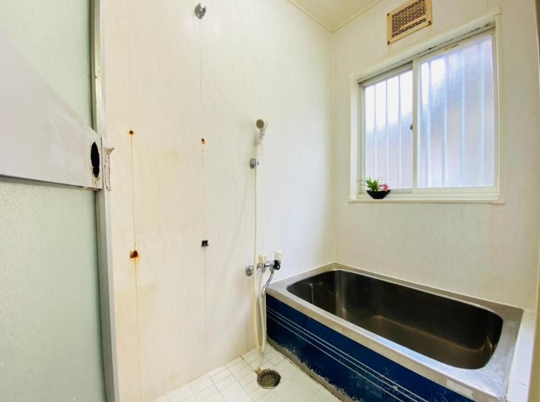 壬生辻町の浴室|窓付きの浴室は換気や通気性があるので、湿気をため込まず、カビ対策が出来ます！