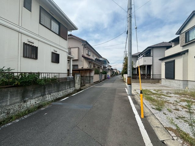 坂戸市鎌倉町　建築条件なし売地　東武東上線『北坂戸駅』徒歩18分　【坂戸小学区】の前面道路含む現地写真