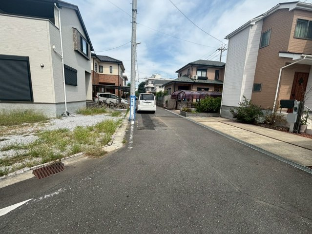 坂戸市鎌倉町　建築条件なし売地　東武東上線『北坂戸駅』徒歩18分　【坂戸小学区】の前面道路含む現地写真