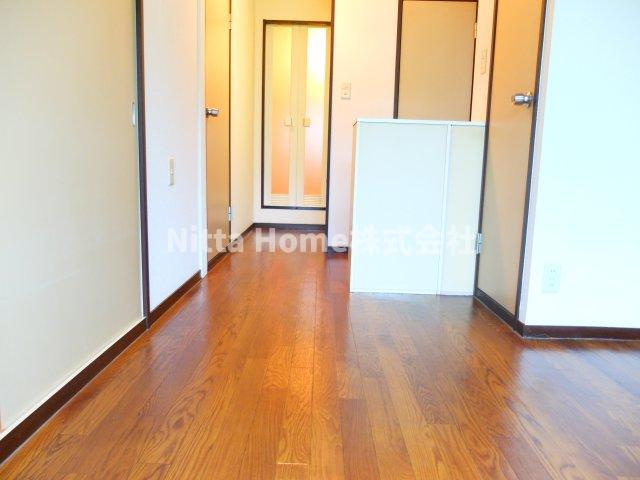 アーバンライフ 北中の居間・リビング|【同タイプのお部屋写真】フローリングの室内です(^^♪