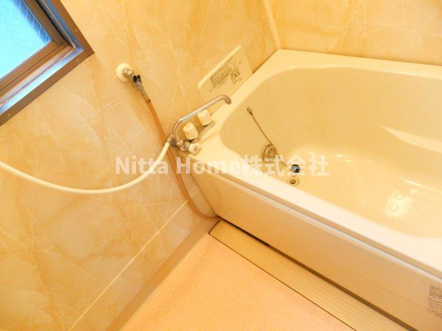 アーバンライフ 北中の浴室|【同タイプのお部屋写真】お風呂には嬉しい窓が付いています！！