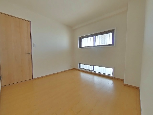 千里南町第一次住宅A3棟の洋室|とても明るい洋室です